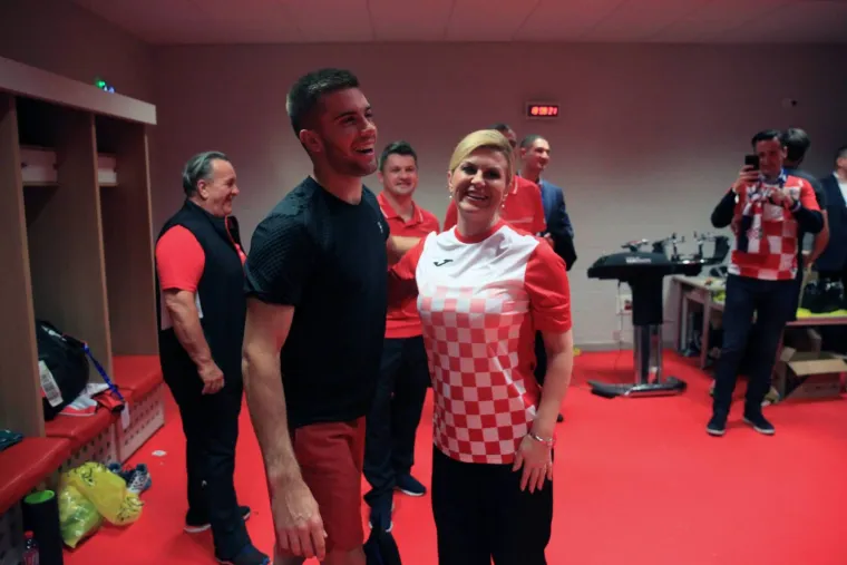 Predsjednica u svom stilu izgrlila reprezentativce: Nakon poraza od Francuza utje&scaron;ila Pavića i Dodiga
