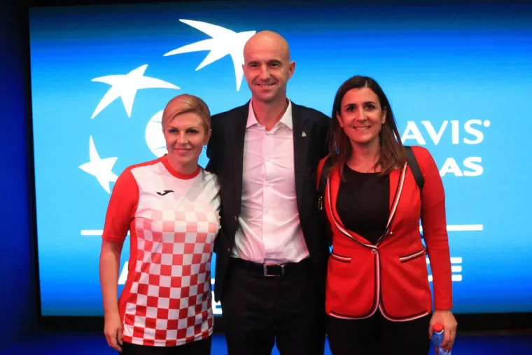 Predsjednica u svom stilu izgrlila reprezentativce: Nakon poraza od Francuza utje&scaron;ila Pavića i Dodiga