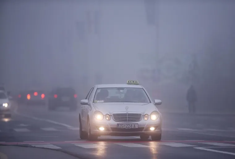 Jesenska magla ispreplela se po Zagrebu.