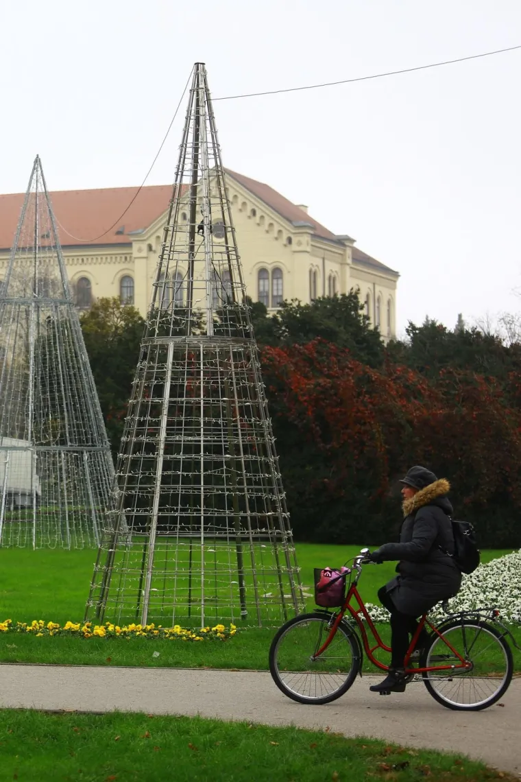 ZAGREB OBUKAO BOŽIĆNO RUHO: Pogledajte čarobne fotografije adventskog grada