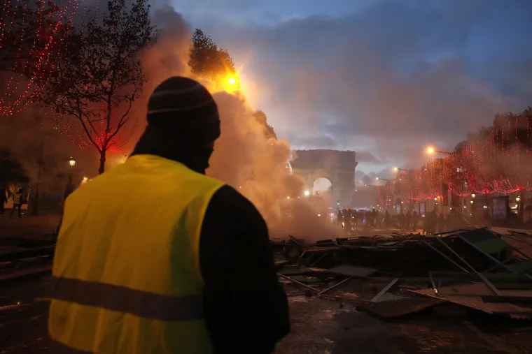 Parizom zavladali prizori apokalipse: 80 tisuća ljudi iza&scaron;lo na ulice, tukli se s policijom, palili, blokirali ceste...