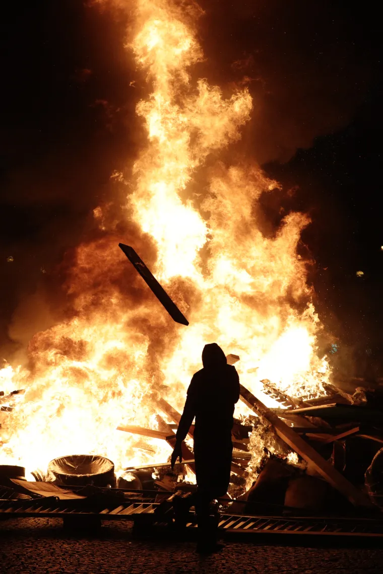 Parizom zavladali prizori apokalipse: 80 tisuća ljudi iza&scaron;lo na ulice, tukli se s policijom, palili, blokirali ceste...