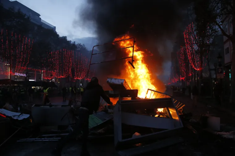 Parizom zavladali prizori apokalipse: 80 tisuća ljudi iza&scaron;lo na ulice, tukli se s policijom, palili, blokirali ceste...