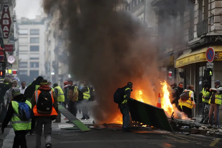 Parizom zavladali prizori apokalipse: 80 tisuća ljudi iza&scaron;lo na ulice, tukli se s policijom, palili, blokirali ceste...