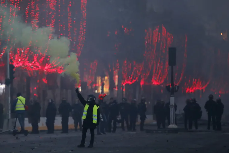 Parizom zavladali prizori apokalipse: 80 tisuća ljudi iza&scaron;lo na ulice, tukli se s policijom, palili, blokirali ceste...
