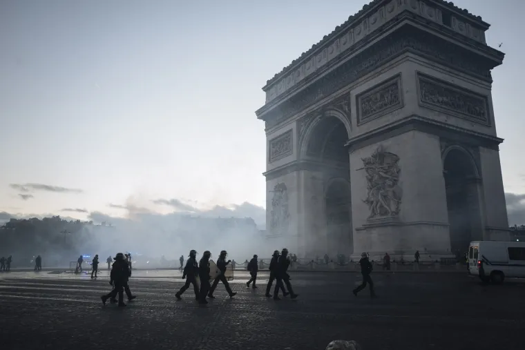 Parizom zavladali prizori apokalipse: 80 tisuća ljudi iza&scaron;lo na ulice, tukli se s policijom, palili, blokirali ceste...