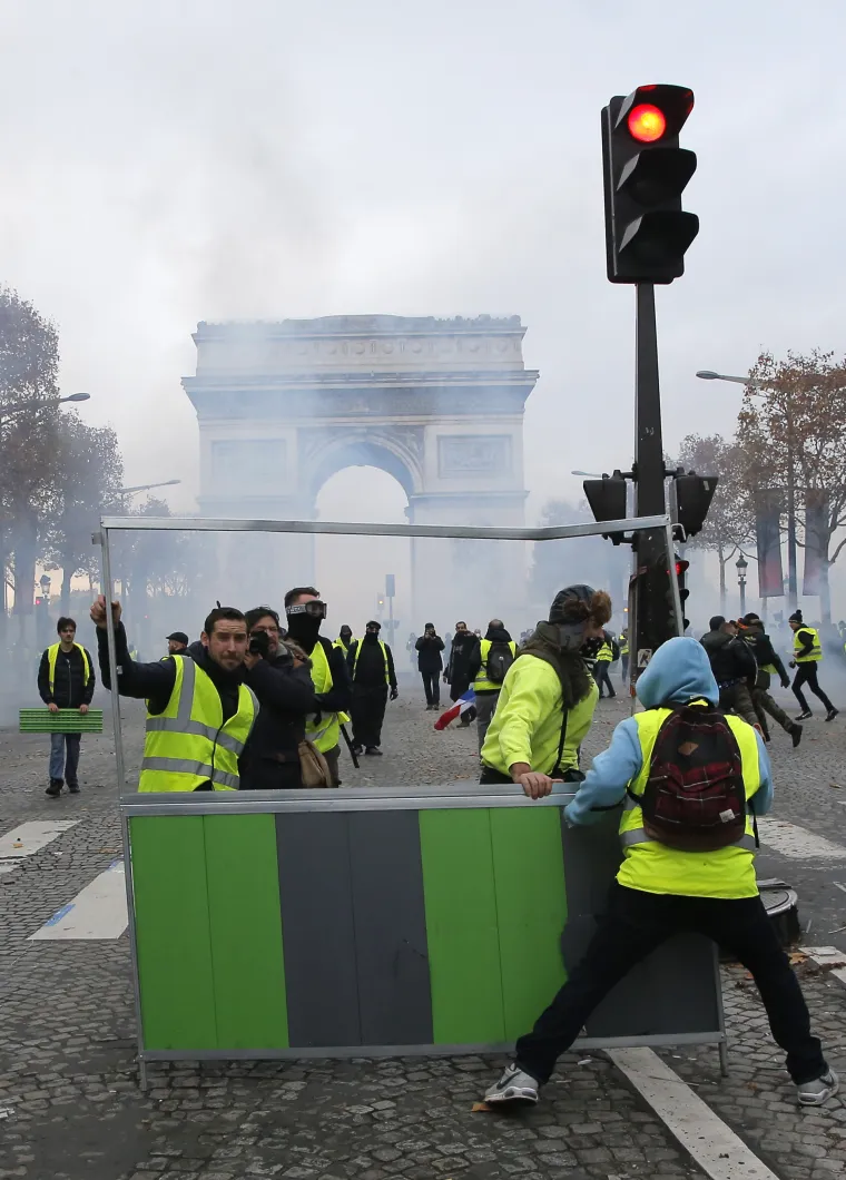 Parizom zavladali prizori apokalipse: 80 tisuća ljudi iza&scaron;lo na ulice, tukli se s policijom, palili, blokirali ceste...