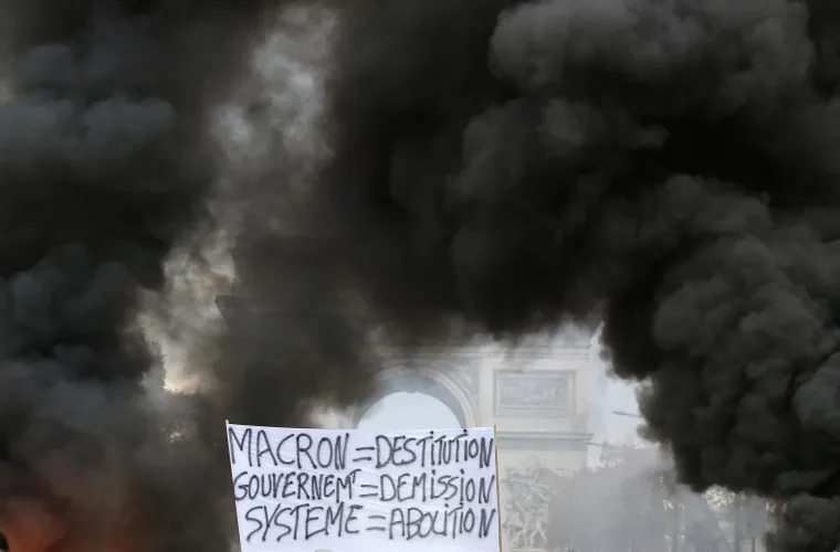 Parizom zavladali prizori apokalipse: 80 tisuća ljudi iza&scaron;lo na ulice, tukli se s policijom, palili, blokirali ceste...