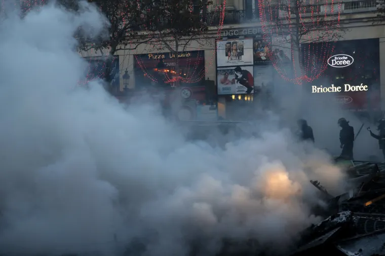 Parizom zavladali prizori apokalipse: 80 tisuća ljudi iza&scaron;lo na ulice, tukli se s policijom, palili, blokirali ceste...
