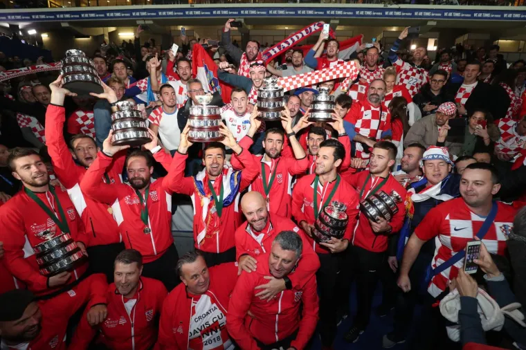 Francuzima ni to nije pomoglo. Nisu uspjeli obraniti naslov, iako su sve poku&scaron;ali. Marin Čilić je odveo Hrvatsku među deset reprezentacija koje se mogu pohvaliti da su vi&scaron;e o jedanput osvojile najstarije momčadsko tenisko natjecanje, koje je u nedjelju u Lilleu oti&scaron;lo u povijest, a kao posljednji pobjednik ostat će upisana Hrvatska.