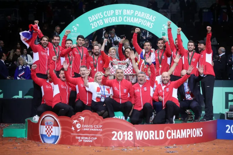 PRIZORI ZA POVIJEST: Pogledajte hrvatsko ludilo u Lilleu, navijači nisu htjeli otići, predsjednica ogrnula Čilića zastavom