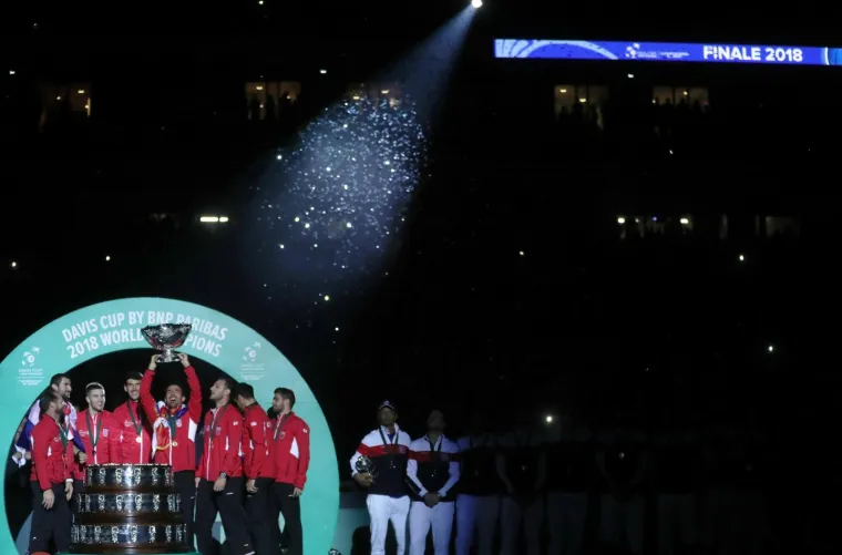 PRIZORI ZA POVIJEST: Pogledajte hrvatsko ludilo u Lilleu, navijači nisu htjeli otići, predsjednica ogrnula Čilića zastavom