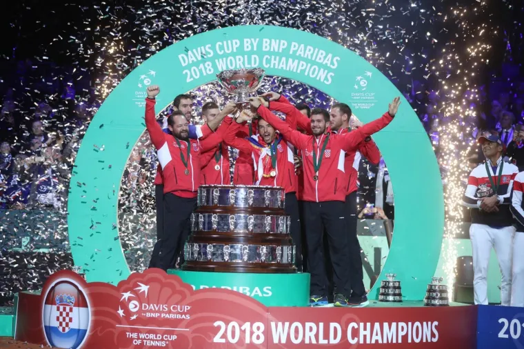 PRIZORI ZA POVIJEST: Pogledajte hrvatsko ludilo u Lilleu, navijači nisu htjeli otići, predsjednica ogrnula Čilića zastavom