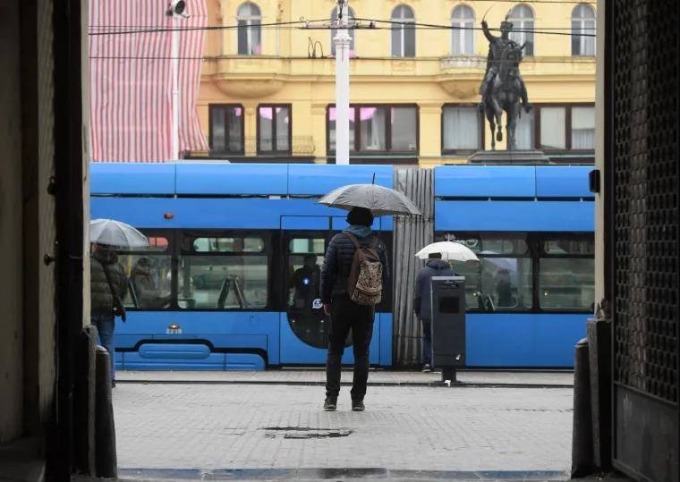 NAD ZAGREB SE NADVILO SIVILO: Zagrepčane ni kiša nije omela, išli su na Dolac u kupovinu, obilazili trgovine...