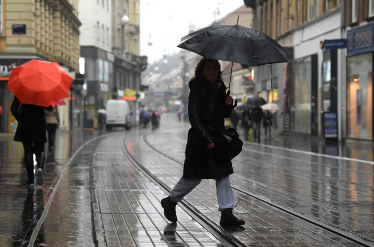 NAD ZAGREB SE NADVILO SIVILO: Zagrepčane ni kiša nije omela, išli su na Dolac u kupovinu, obilazili trgovine...