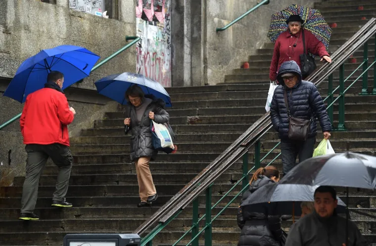 NAD ZAGREB SE NADVILO SIVILO: Zagrepčane ni kiša nije omela, išli su na Dolac u kupovinu, obilazili trgovine...