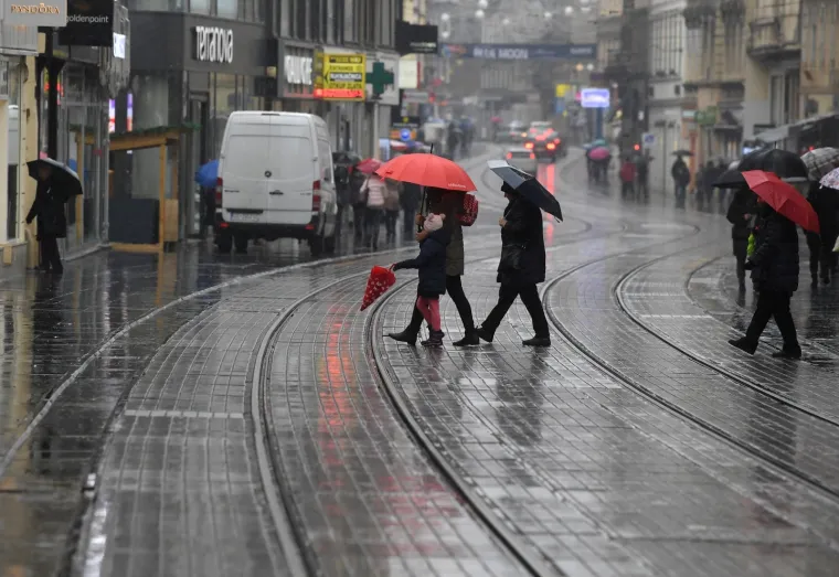 NAD ZAGREB SE NADVILO SIVILO: Zagrepčane ni kiša nije omela, išli su na Dolac u kupovinu, obilazili trgovine...