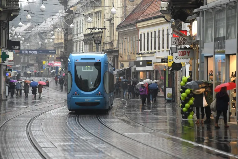 NAD ZAGREB SE NADVILO SIVILO: Zagrepčane ni kiša nije omela, išli su na Dolac u kupovinu, obilazili trgovine...
