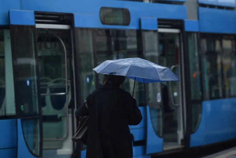 NAD ZAGREB SE NADVILO SIVILO: Zagrepčane ni kiša nije omela, išli su na Dolac u kupovinu, obilazili trgovine...