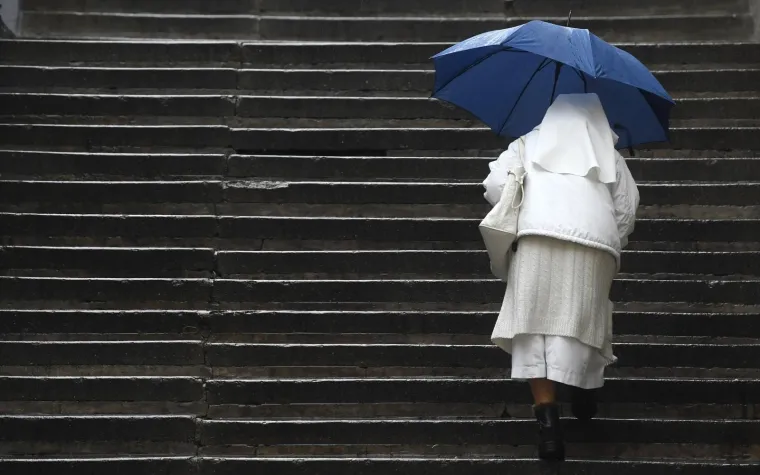 NAD ZAGREB SE NADVILO SIVILO: Zagrepčane ni kiša nije omela, išli su na Dolac u kupovinu, obilazili trgovine...