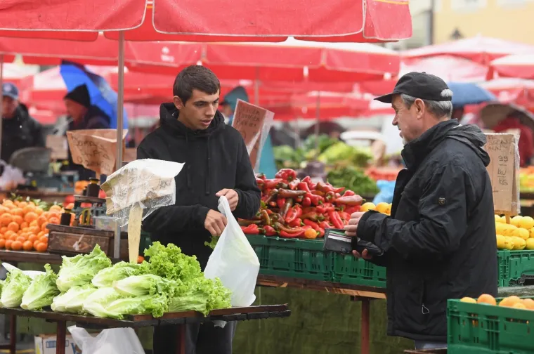 NAD ZAGREB SE NADVILO SIVILO: Zagrepčane ni kiša nije omela, išli su na Dolac u kupovinu, obilazili trgovine...