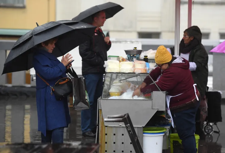NAD ZAGREB SE NADVILO SIVILO: Zagrepčane ni kiša nije omela, išli su na Dolac u kupovinu, obilazili trgovine...