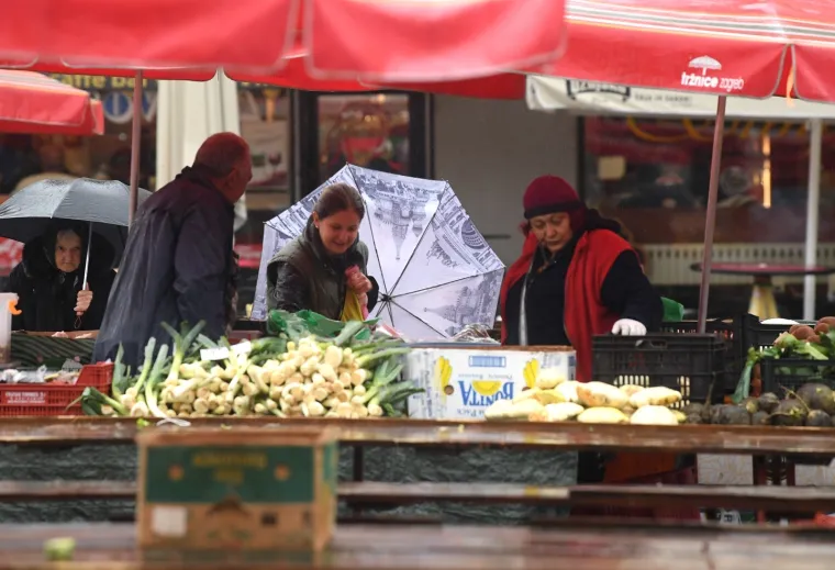 NAD ZAGREB SE NADVILO SIVILO: Zagrepčane ni ki&scaron;a nije omela, i&scaron;li su na Dolac u kupovinu, obilazili trgovine...