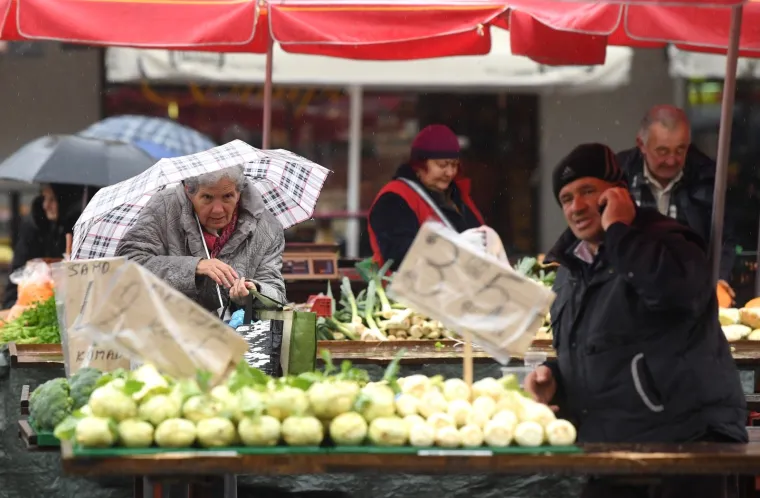 NAD ZAGREB SE NADVILO SIVILO: Zagrepčane ni ki&scaron;a nije omela, i&scaron;li su na Dolac u kupovinu, obilazili trgovine...
