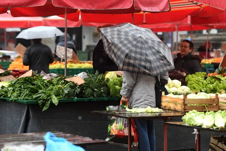 NAD ZAGREB SE NADVILO SIVILO: Zagrepčane ni ki&scaron;a nije omela, i&scaron;li su na Dolac u kupovinu, obilazili trgovine...