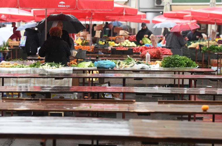 NAD ZAGREB SE NADVILO SIVILO: Zagrepčane ni ki&scaron;a nije omela, i&scaron;li su na Dolac u kupovinu, obilazili trgovine...