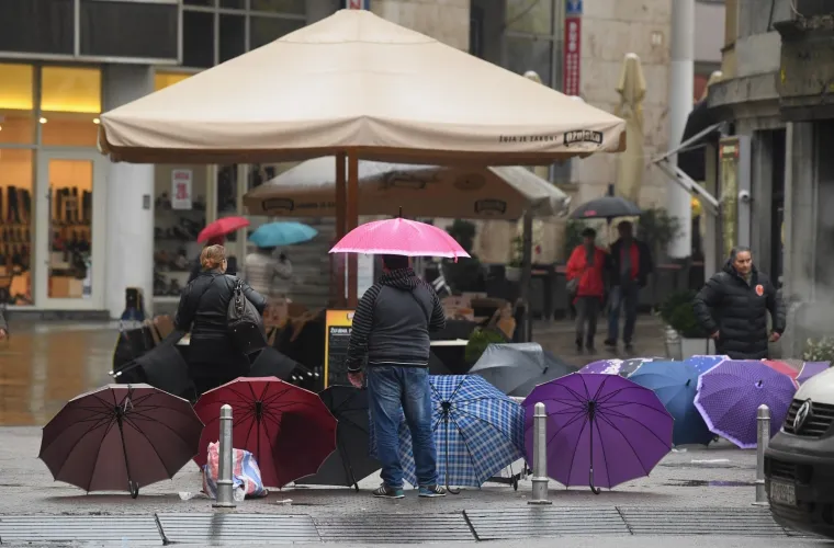 NAD ZAGREB SE NADVILO SIVILO: Zagrepčane ni ki&scaron;a nije omela, i&scaron;li su na Dolac u kupovinu, obilazili trgovine...