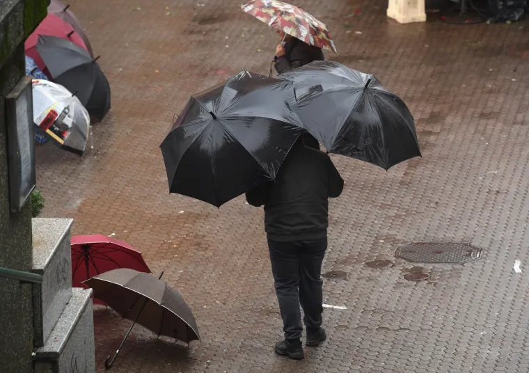 NAD ZAGREB SE NADVILO SIVILO: Zagrepčane ni ki&scaron;a nije omela, i&scaron;li su na Dolac u kupovinu, obilazili trgovine...