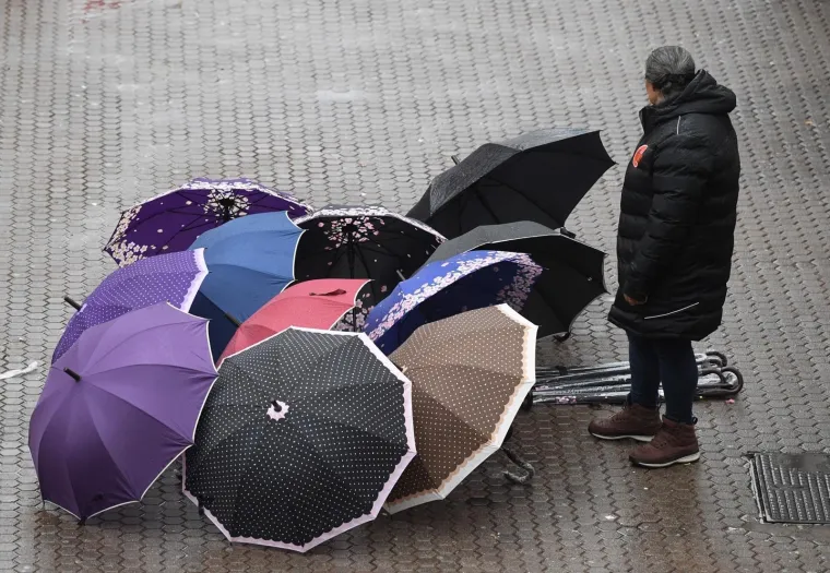 NAD ZAGREB SE NADVILO SIVILO: Zagrepčane ni ki&scaron;a nije omela, i&scaron;li su na Dolac u kupovinu, obilazili trgovine...