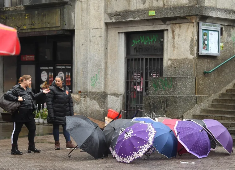 NAD ZAGREB SE NADVILO SIVILO: Zagrepčane ni ki&scaron;a nije omela, i&scaron;li su na Dolac u kupovinu, obilazili trgovine...