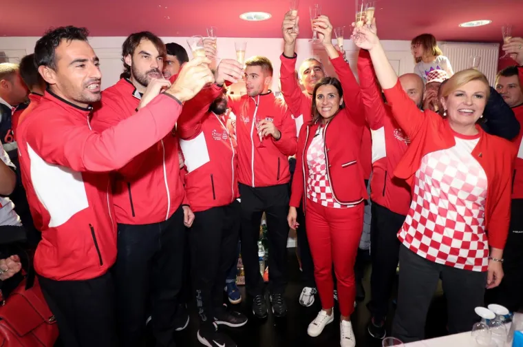 Slavit će se do dugo u noć: Predsjednica i tenisači uz &scaron;ampanjac i tortu proslavili osvajanje Davis Cupa