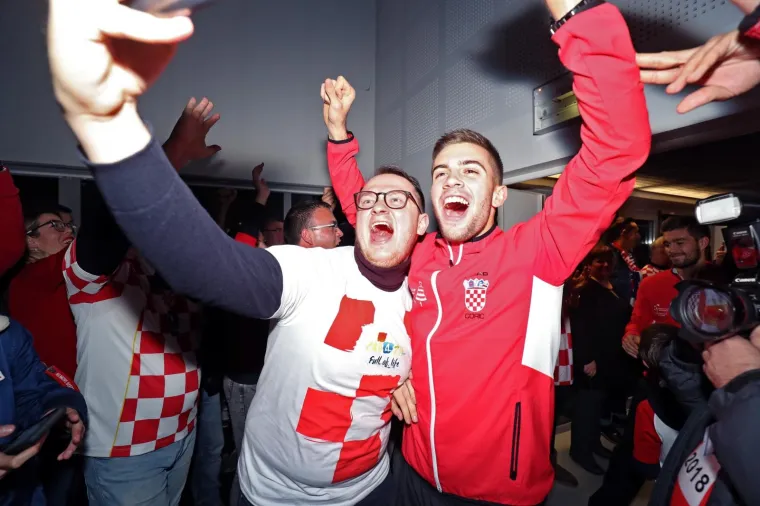 Slavit će se do dugo u noć: Predsjednica i tenisači uz &scaron;ampanjac i tortu proslavili osvajanje Davis Cupa