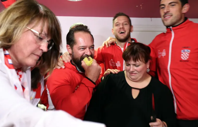 Slavit će se do dugo u noć: Predsjednica i tenisači uz &scaron;ampanjac i tortu proslavili osvajanje Davis Cupa