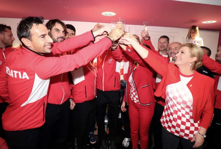 Slavit će se do dugo u noć: Predsjednica i tenisači uz &scaron;ampanjac i tortu proslavili osvajanje Davis Cupa