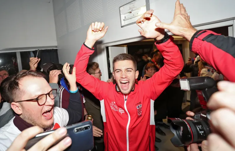 Slavit će se do dugo u noć: Predsjednica i tenisači uz &scaron;ampanjac i tortu proslavili osvajanje Davis Cupa