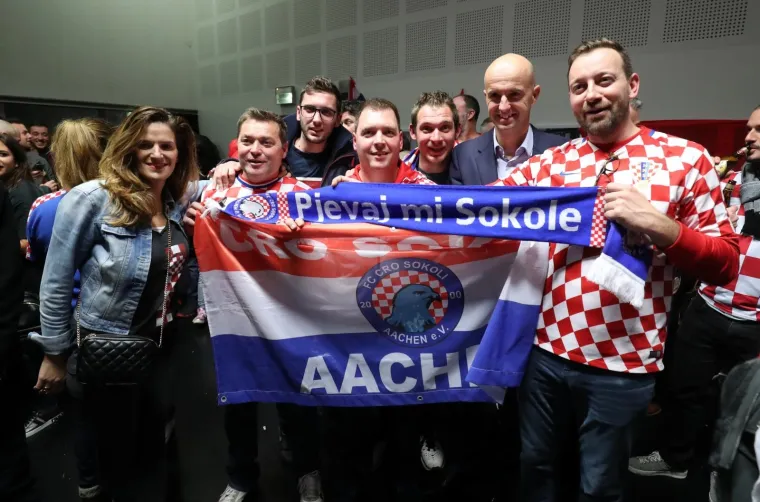 Slavit će se do dugo u noć: Predsjednica i tenisači uz &scaron;ampanjac i tortu proslavili osvajanje Davis Cupa