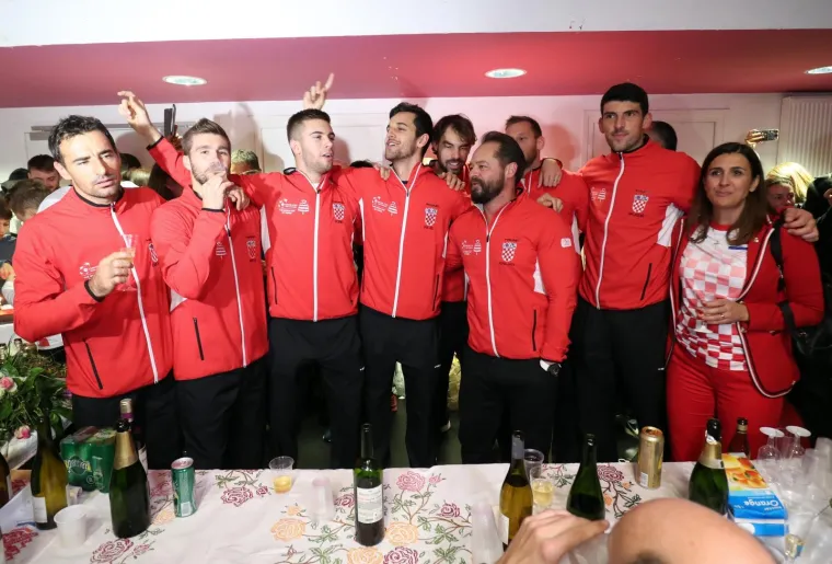 Slavit će se do dugo u noć: Predsjednica i tenisači uz &scaron;ampanjac i tortu proslavili osvajanje Davis Cupa