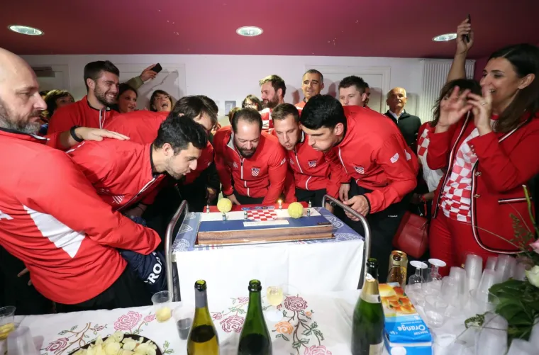 Slavit će se do dugo u noć: Predsjednica i tenisači uz &scaron;ampanjac i tortu proslavili osvajanje Davis Cupa