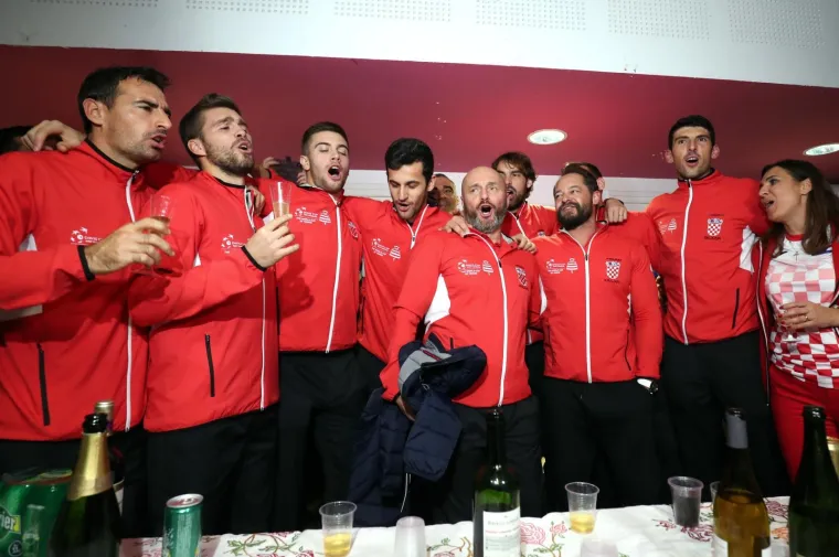 Slavit će se do dugo u noć: Predsjednica i tenisači uz &scaron;ampanjac i tortu proslavili osvajanje Davis Cupa