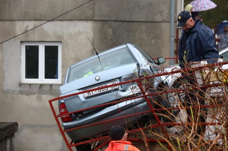 Taksi proklizao i udario u parkiranu &Scaron;kodu: Ograda spriječila da auto ne padne u dvori&scaron;te