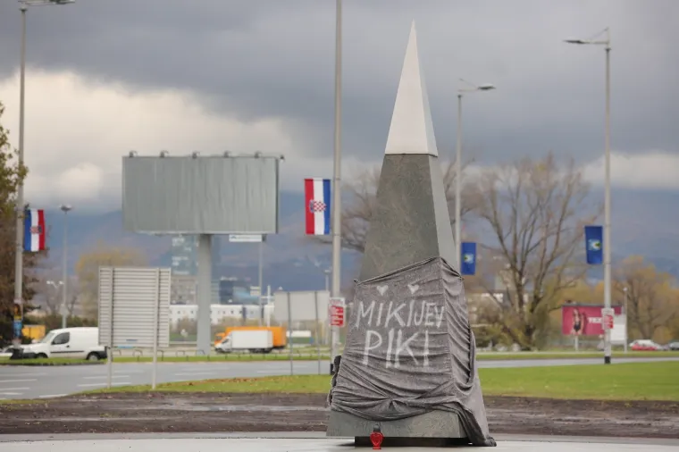 Na piramidi osvanu o grafit 'Mikijev piki'