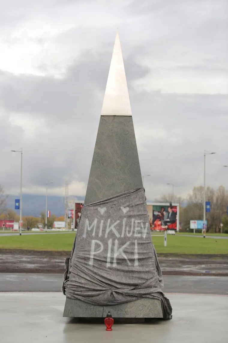 Na piramidi osvanu o grafit 'Mikijev piki'