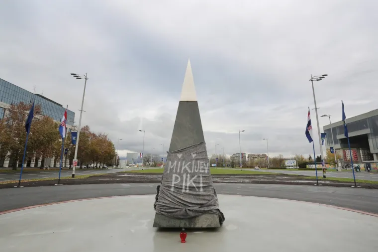 Na piramidi osvanu o grafit 'Mikijev piki'