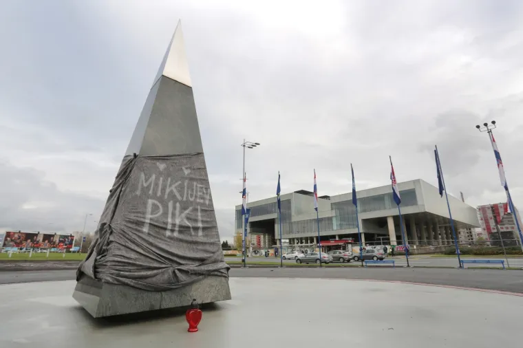 Na piramidi osvanu o grafit 'Mikijev piki'