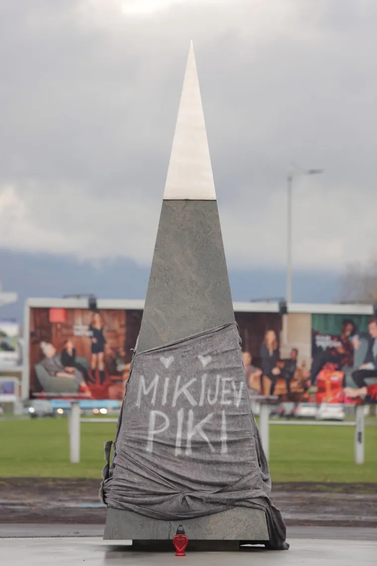 Na piramidi osvanu o grafit 'Mikijev piki'