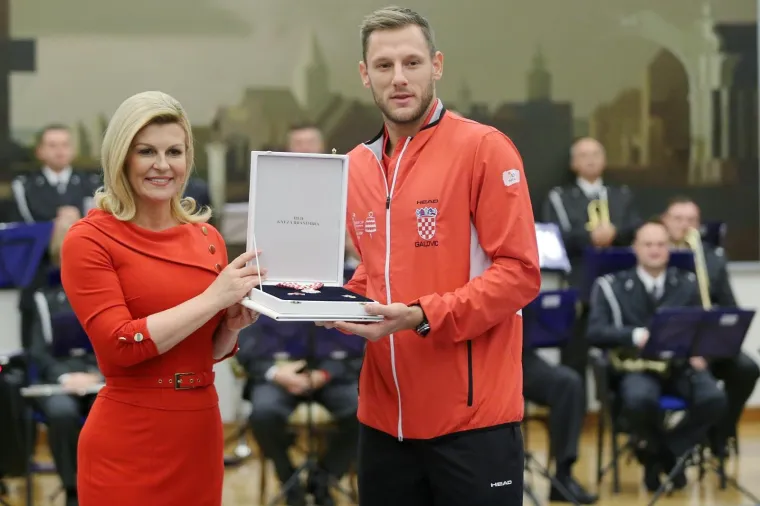 SVJETSKI PRVACI STIGLI NA PANTOVČAK: Predsjednica odlikovala osvajače Davis Cupa